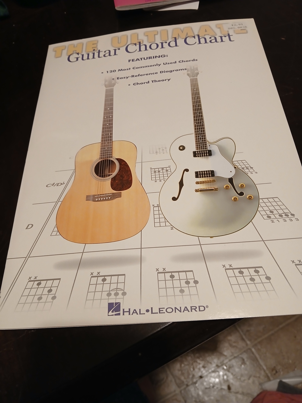 Hal Leonard The Ultimate Guitar Chord Chart - Natural & White Guitars